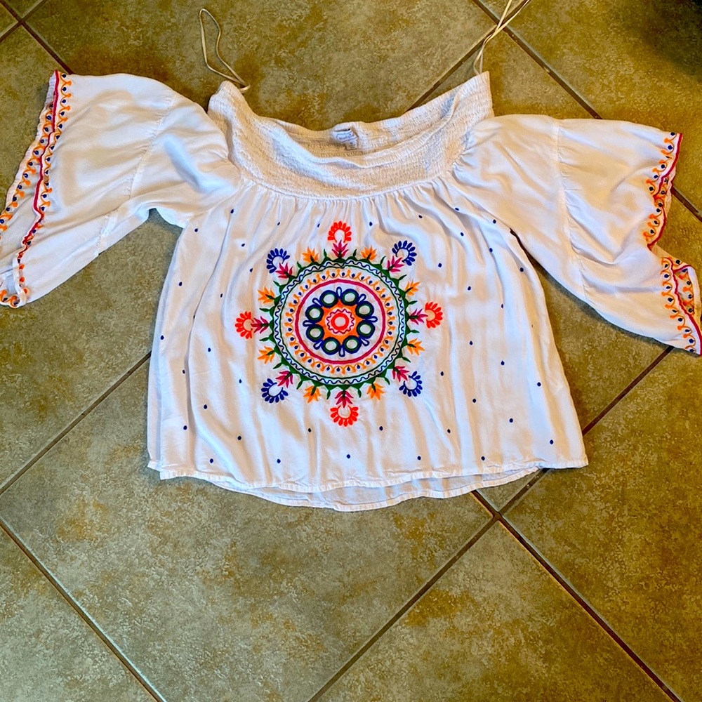 Mudpie embroidered top size small
